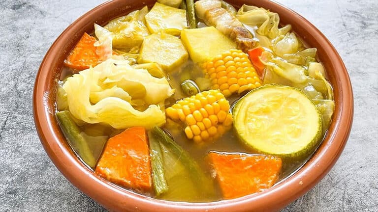 Cocido canario, plat typique des Canaries à base de pois chiches, légumes et viande mijotée