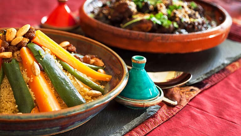 Couscous marocain traditionnel – plat emblématique du Maghreb avec semoule, légumes et viande