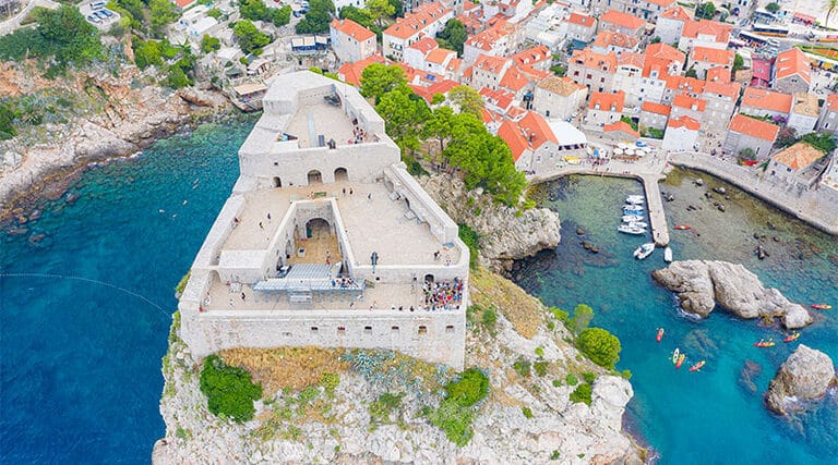 Forteresse de Lovrijenac à Dubrovnik, monument historique sur falaise avec vue panoramique sur la mer Adriatique et la vieille ville.