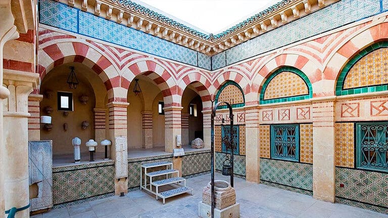 Intérieur du Musée des Religions à Hammamet, dédié aux trois croyances monothéistes.