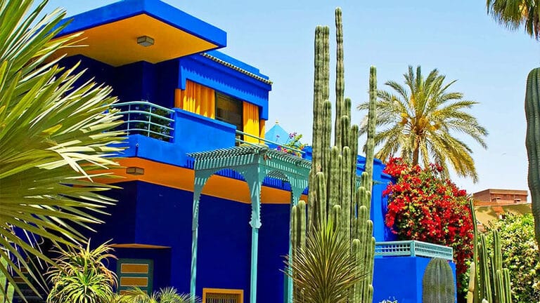 Jardins Majorelle à Marrakech – jardin botanique créé par Jacques Majorelle et racheté par Yves Saint Laurent, célèbre pour ses plantes exotiques et ses bâtiments bleus iconiques