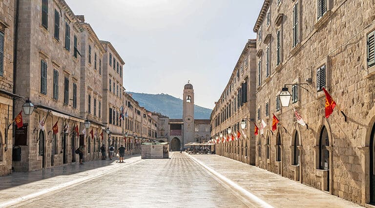 La Stradun à Dubrovnik, rue principale pavée bordée de boutiques et monuments historiques dans la vieille ville