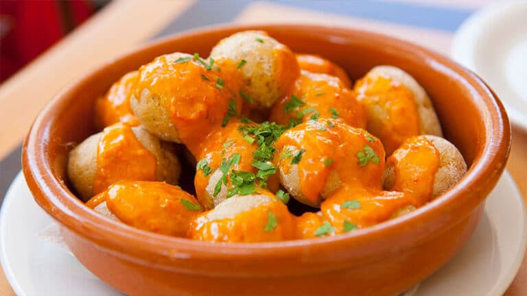 Papas con mojo picón, spécialité culinaire typique de Tenerife à base de pommes de terre et sauce épicée