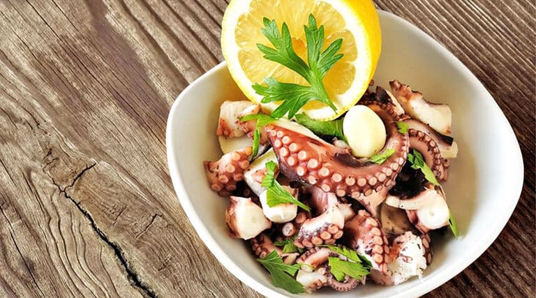Salade de poulpe de Dalmatie, spécialité croate à base de poulpe tendre et huile d’olive extra vierge.