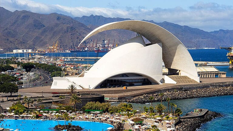 Santa Cruz de Tenerife, capitale animée au nord de l’île, entre shopping, culture et paysages côtiers.