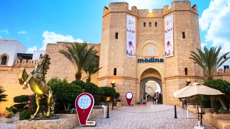 Vue sur la Médina de Hammamet avec ses remparts historiques et ses ruelles traditionnelles