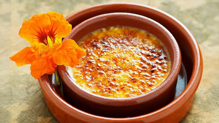 crema-catalana-dessert-traditionnel-catalan-sucre-caramelise