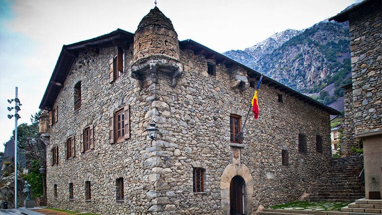 Casa de la Vall en Andorre-la-Vieille, monument historique et siège politique emblématique