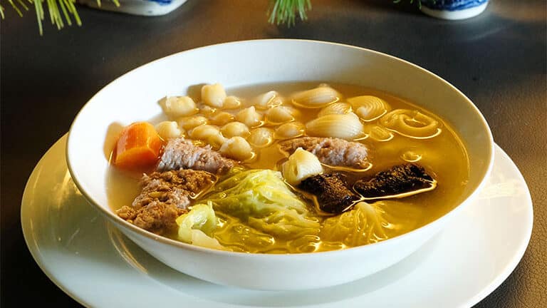 Escudella i carn d’olla, ragoût traditionnel andorran aux boulettes de viande et légumes dans un bouillon