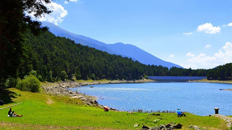 Lac d’Engolasters en Andorre, promenade nature facile avec vue sur les montagnes et paysage canadien