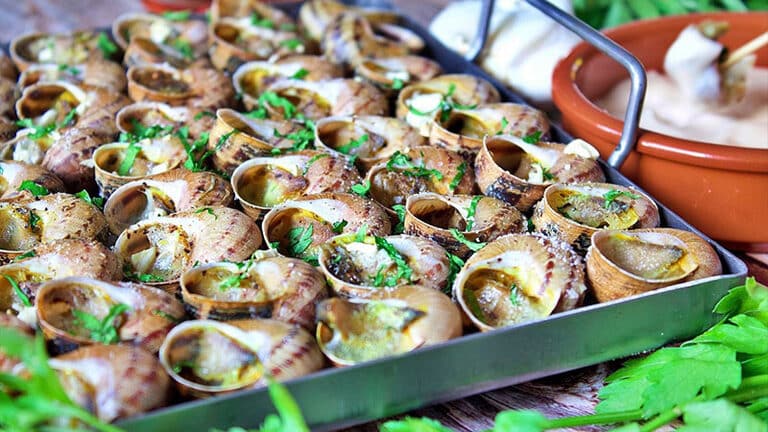 Caragols a la llauna Spécialité gastronomique andorrane composée d’escargots grillés dans leur coquille, assaisonnés au sel, poivre, saindoux et herbes aromatiques.