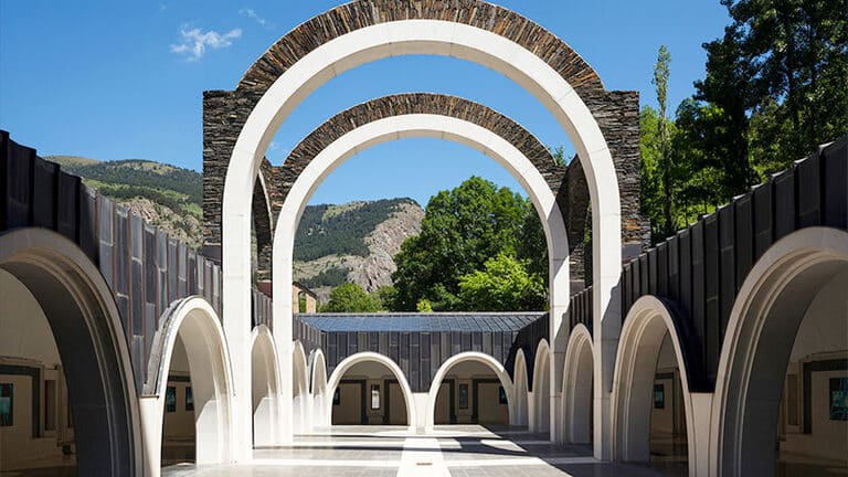 Sanctuaire de Meritxell en Andorre, basilique emblématique avec architecture moderne et vue sur la montagne