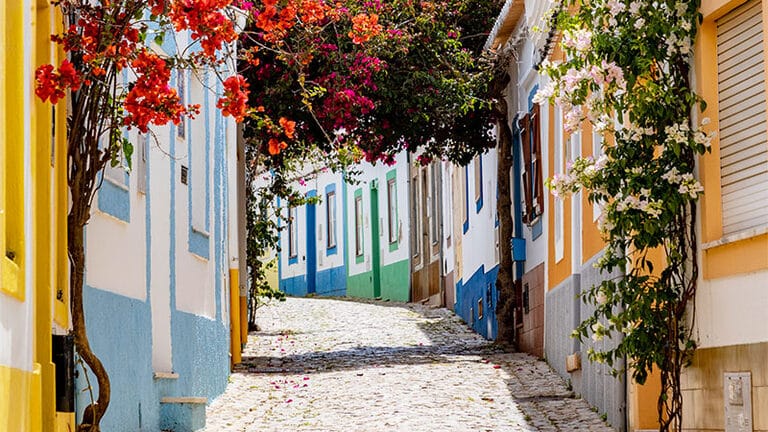 Village de pêcheurs de Ferragudo au Portugal, ruelles pittoresques et vue sur le château en bord de mer