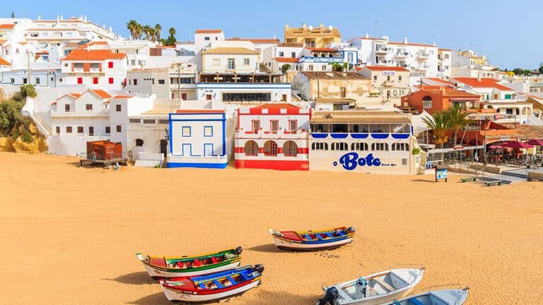 Ville côtière de Carvoeiro au Portugal, architecture pittoresque et vue panoramique sur l’océan Atlantique