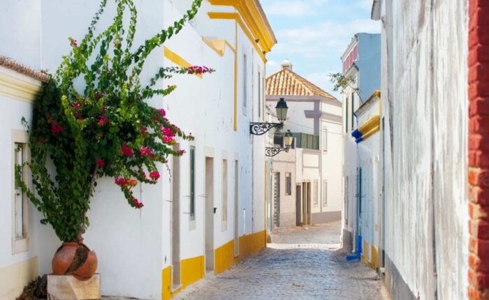 Séjour 4 jours et 3 nuits à Quarteira avec hôtel 4 étoiles en demi-pension, excursion à Faro et découverte de la vieille ville, Arco da Vila, cathédrale et front de mer en Algarve, Portugal