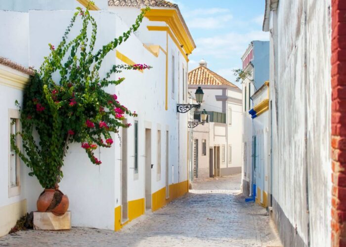 Séjour 4 jours et 3 nuits à Quarteira avec hôtel 4 étoiles en demi-pension, excursion à Faro et découverte de la vieille ville, Arco da Vila, cathédrale et front de mer en Algarve, Portugal